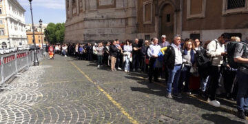 'E' bianca abbiamo il Papa' foto e selfie a sepolcro Bergoglio