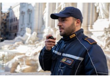 Calcinacci e decine di cassette di plastica per la frutta