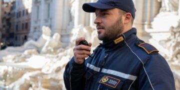 Calcinacci e decine di cassette di plastica per la frutta