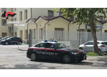Un uomo sospettato di furto e una donna colpita accidentalmente