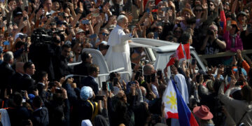 Pontefice accolto dagli applausi dei fedeli in piazza San Pietro