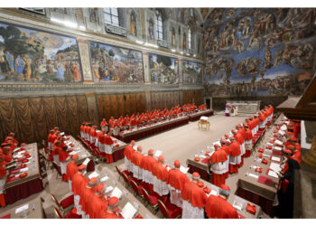 Concelebrano tutti i cardinali