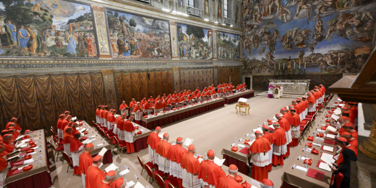 Concelebrano tutti i cardinali
