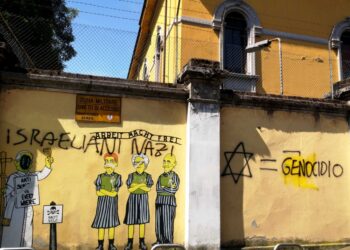 Comparsa scritta 'Genocidio' e baffetti da Hitler a Modiano