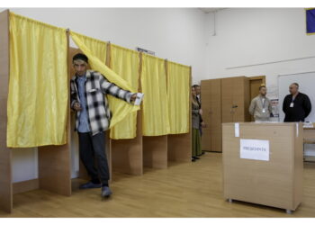 Nel mirino siti governo e candidato moderato