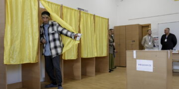 Nel mirino siti governo e candidato moderato
