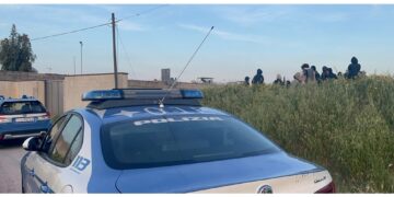 All'esterno della struttura sit-in di una quindicina di persone