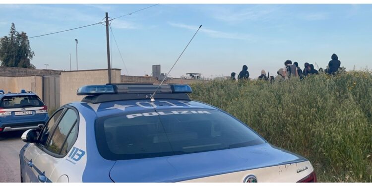 All'esterno della struttura sit-in di una quindicina di persone