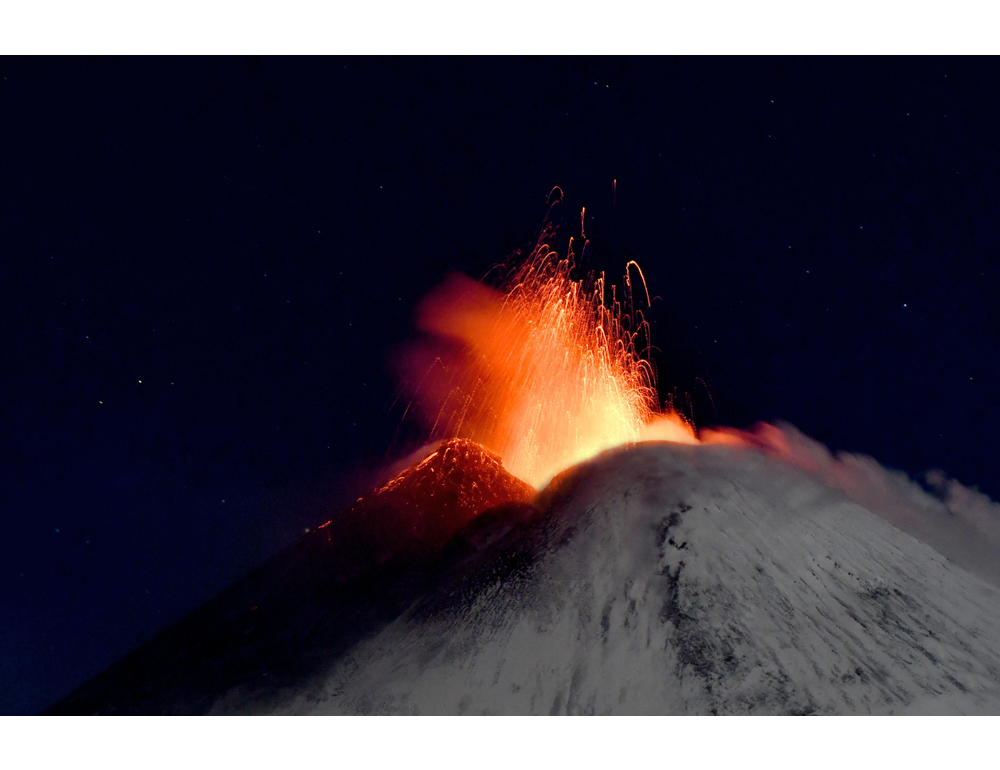 Aumenta il tremore dell’Etna, attività a crateri sommitali