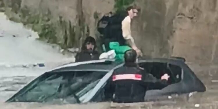Intervento dei carabinieri e di un passante nel Palermitano