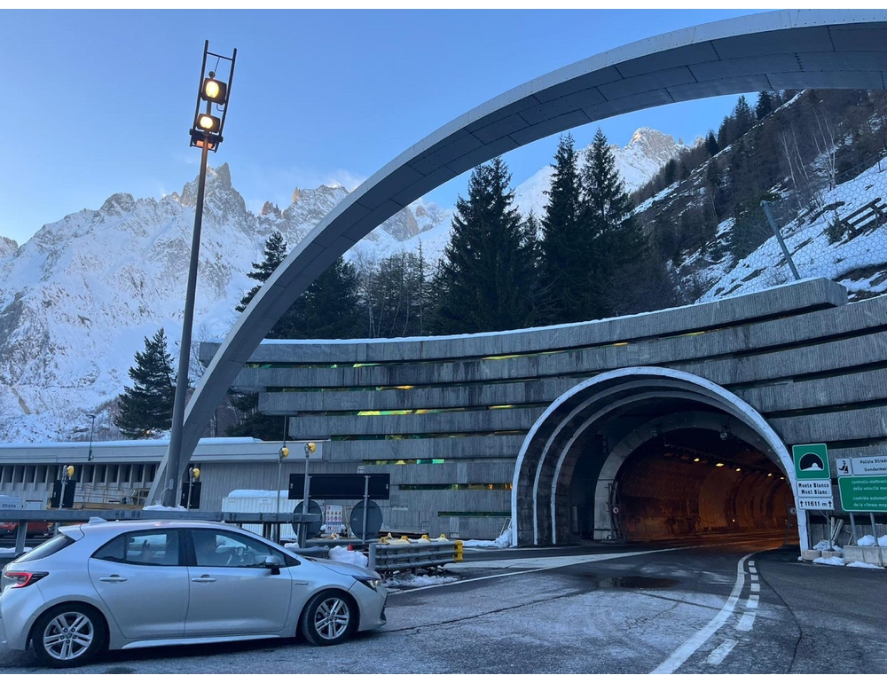 Autobus in avaria, chiuso 40 minuti il traforo del Monte Bianco