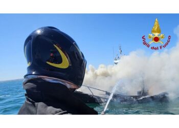 Intervento di vigili del fuoco e capitaneria. Nessun ferito