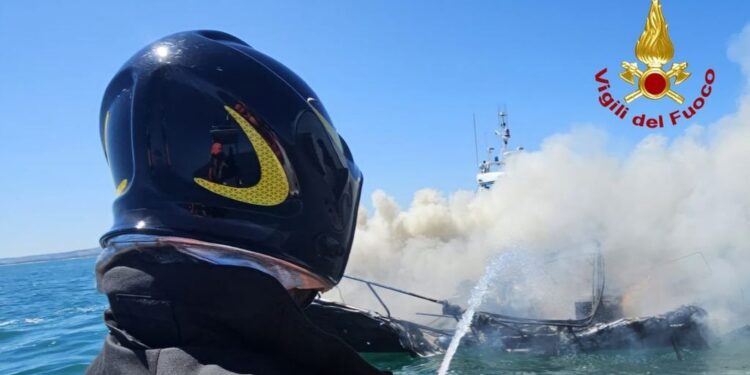 Intervento di vigili del fuoco e capitaneria. Nessun ferito