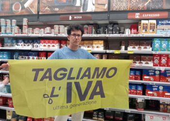 Volantinaggio degli attivisti per il boicottaggio di massa
