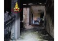 Ordigno davanti all'ingresso di un'abitazione
