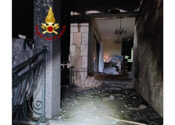 Ordigno davanti all'ingresso di un'abitazione