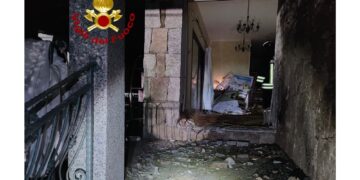 Ordigno davanti all'ingresso di un'abitazione