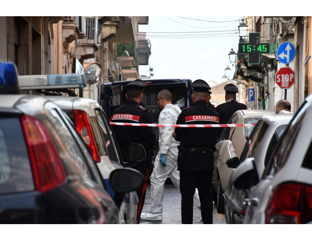 Butta figlia da balcone: zia ai funerali, ‘ti abbiamo amata’