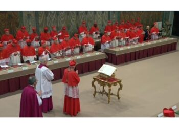 Poi la processione verso la Cappella Sistina