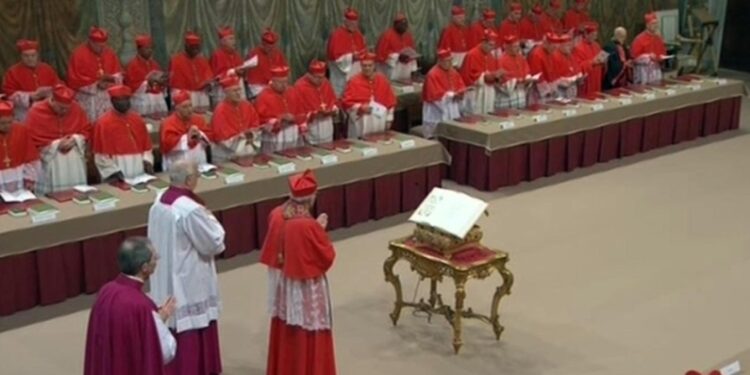 Poi la processione verso la Cappella Sistina