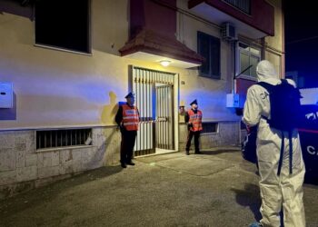 L'uomo si barrica in casa con i bimbi