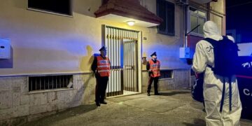 L'uomo si barrica in casa con i bimbi