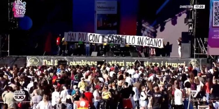 Sul palco lo striscione 'Mai più col cappello in mano'
