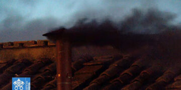 Il fumo dalla Sistina
