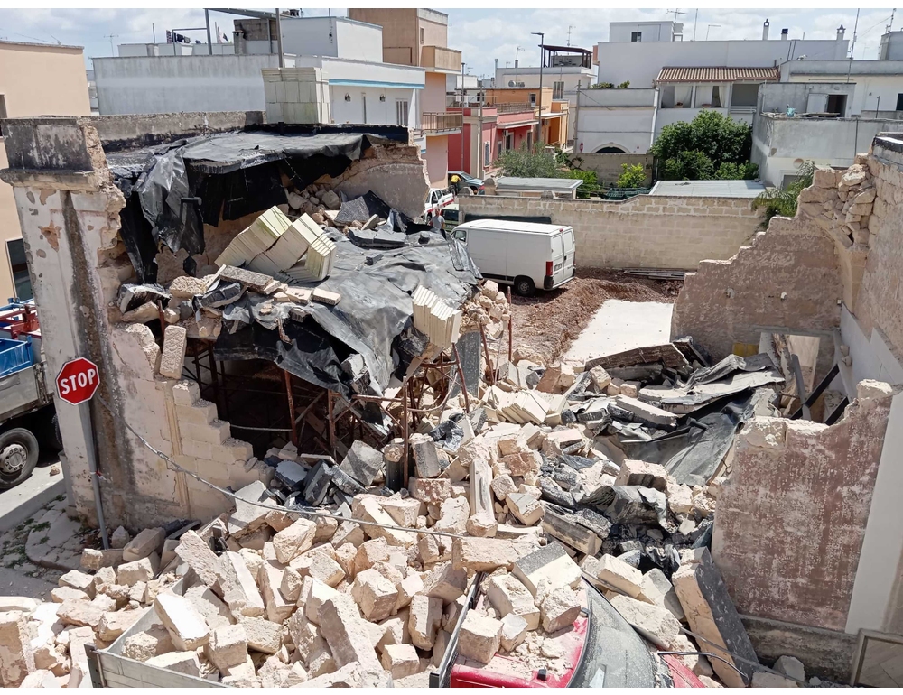Crolla palazzina in Salento, ha ceduto il soffitto in pietra