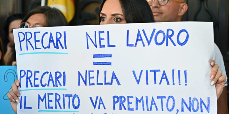 'Basta tagli e precariato'. Corteo e presidi a Torino e Milano