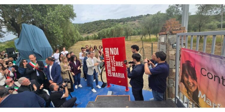 In tanti davanti cancello azienda diventato luogo della memoria