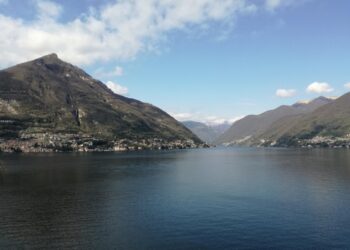 Marito si getta in acqua e prova a salvarla