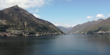 Marito si getta in acqua e prova a salvarla