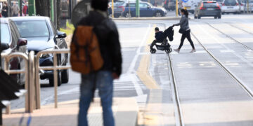 I figli sul passeggino si salvarono e il guidatore non si fermò