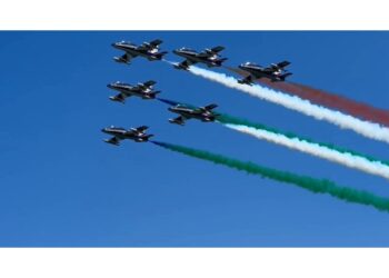 Sorvolo della pattuglia acrobatica con sette aerei