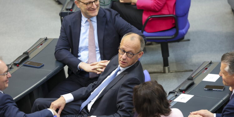 Merkel in aula come ospite. Servono 316 voti