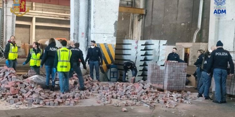 Erano nascosti dentro i container arrivati dal Medio Oriente