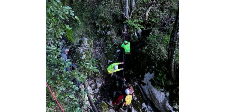 In Irpinia marito e moglie bloccati in un canalone per ore