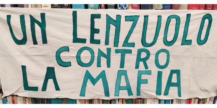 All'istituto Gramsci gli striscioni del comitato nato nel '92