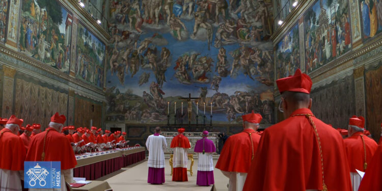 I cardinali elettori nella Sistina