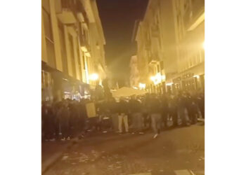 In video decine di persone cantano in piazza. Sdegno da Pd e M5s