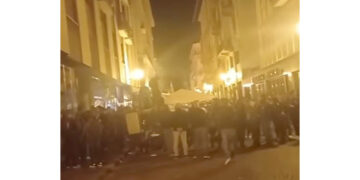 In video decine di persone cantano in piazza. Sdegno da Pd e M5s