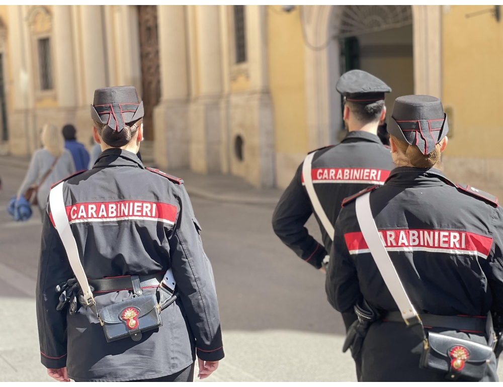 Finto carabiniere scappa e per strada urta un carabiniere vero