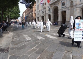 Corteo davanti a porto Cagliari per dire no alla Joint Stars