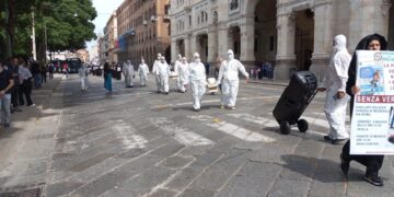 Corteo davanti a porto Cagliari per dire no alla Joint Stars