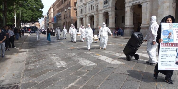 Corteo davanti a porto Cagliari per dire no alla Joint Stars