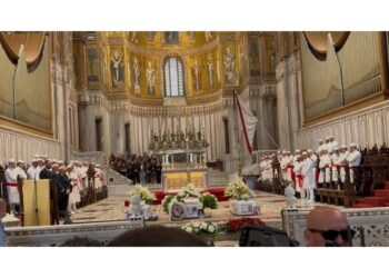 La cattedrale stracolma e due piazze gremite