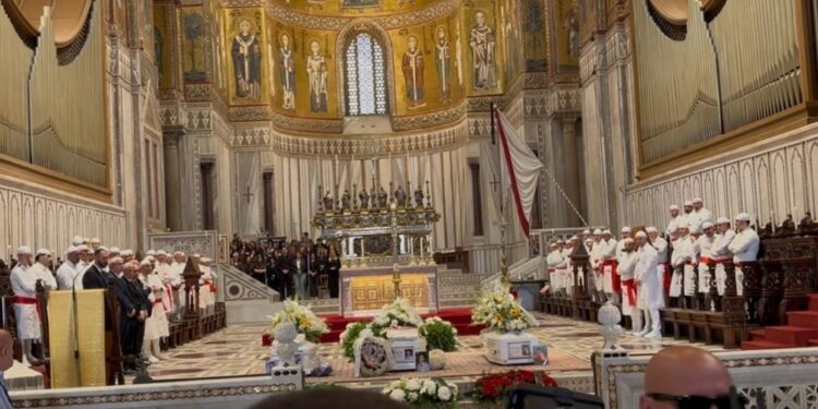 La cattedrale stracolma e due piazze gremite