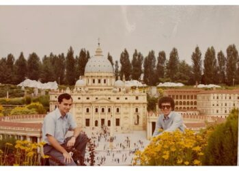 Negli anni '70 futuro Papa seduto di fronte miniatura basilica