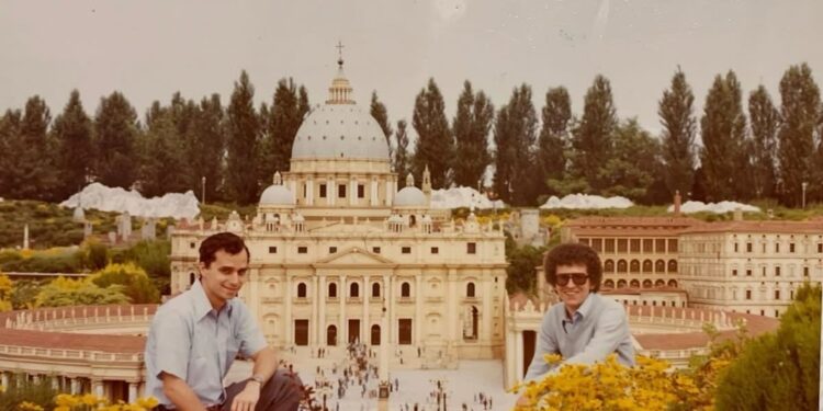 Negli anni '70 futuro Papa seduto di fronte miniatura basilica